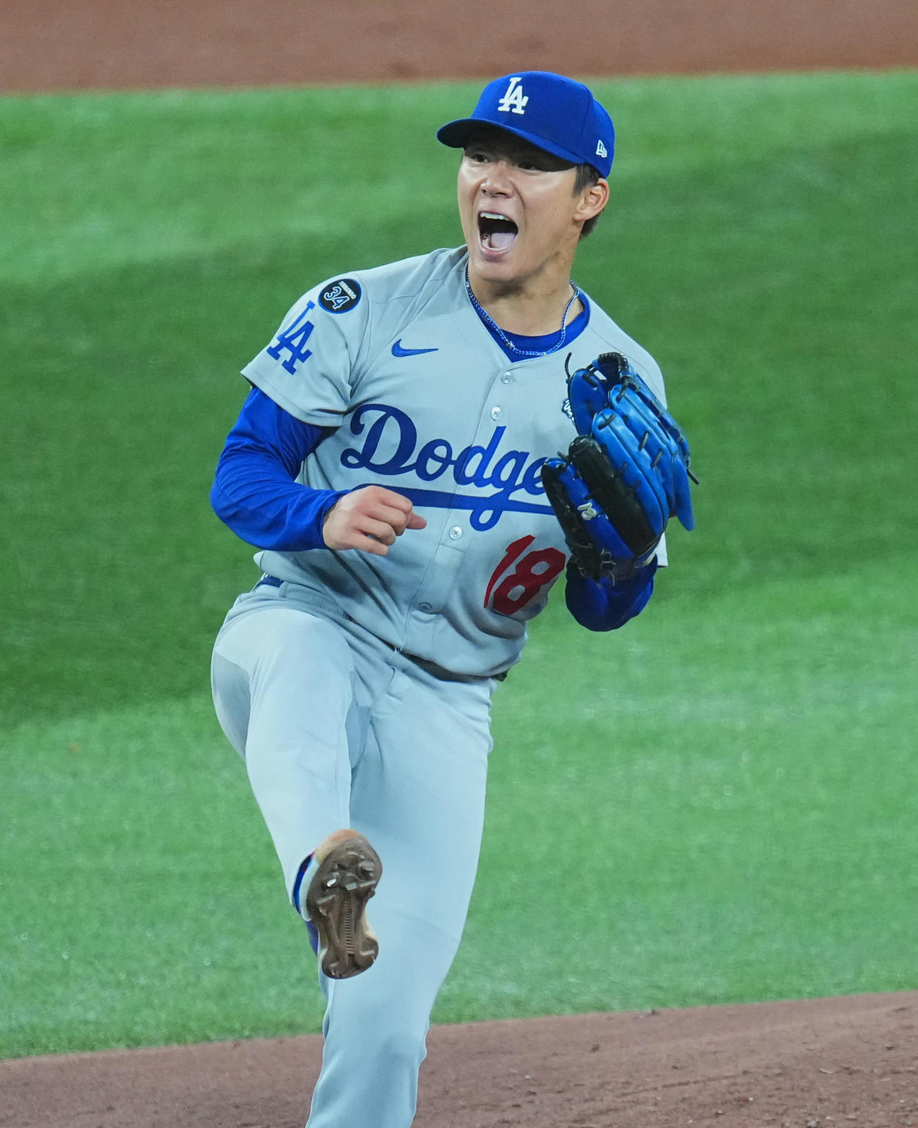 ブルージェイズ対ドジャース　6回、投球後に叫ぶドジャース山本（撮影・菅敏）