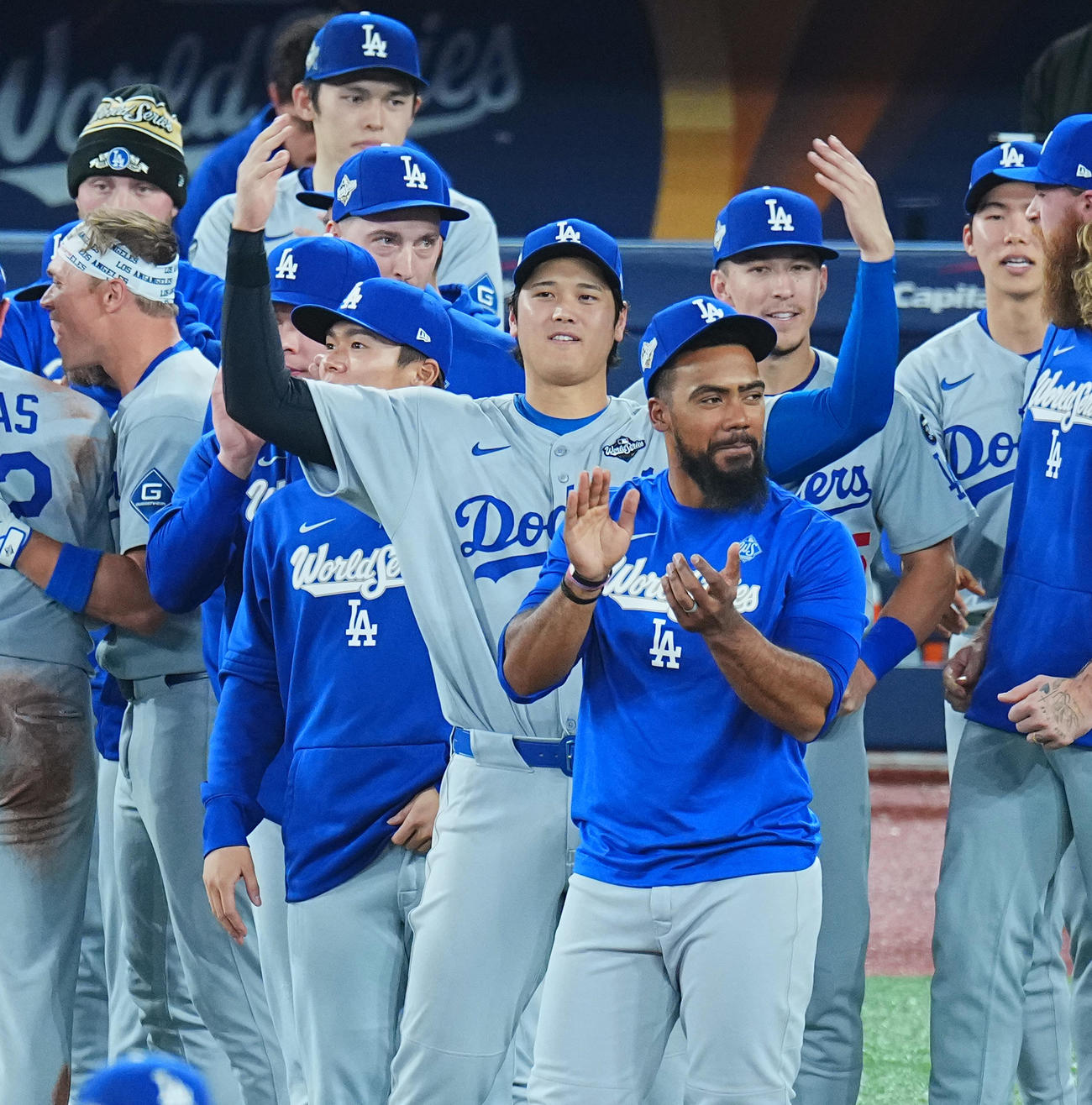 ブルージェイズ対ドジャース　世界一に逆王手をかけ、両手を上げて喜ぶ大谷（中央）。同左は山本（撮影・菅敏）