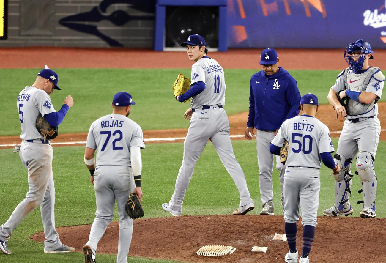 ブルージェイズ戦の9回、降板するドジャース・佐々木（左から3人目）（共同）