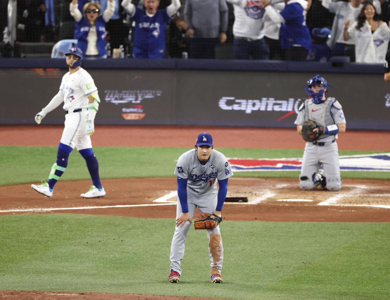 ブルージェイズ戦の3回、ビシェット（奥左）に先制3ランを浴び、膝に手をつくドジャースの先発大谷（共同）