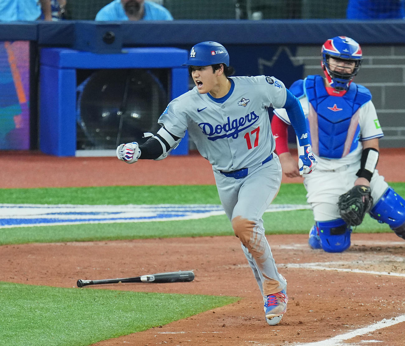 ブルージェイズ対ドジャース　5回表ドジャース1死一塁、右前打を放つ大谷（撮影・菅敏）