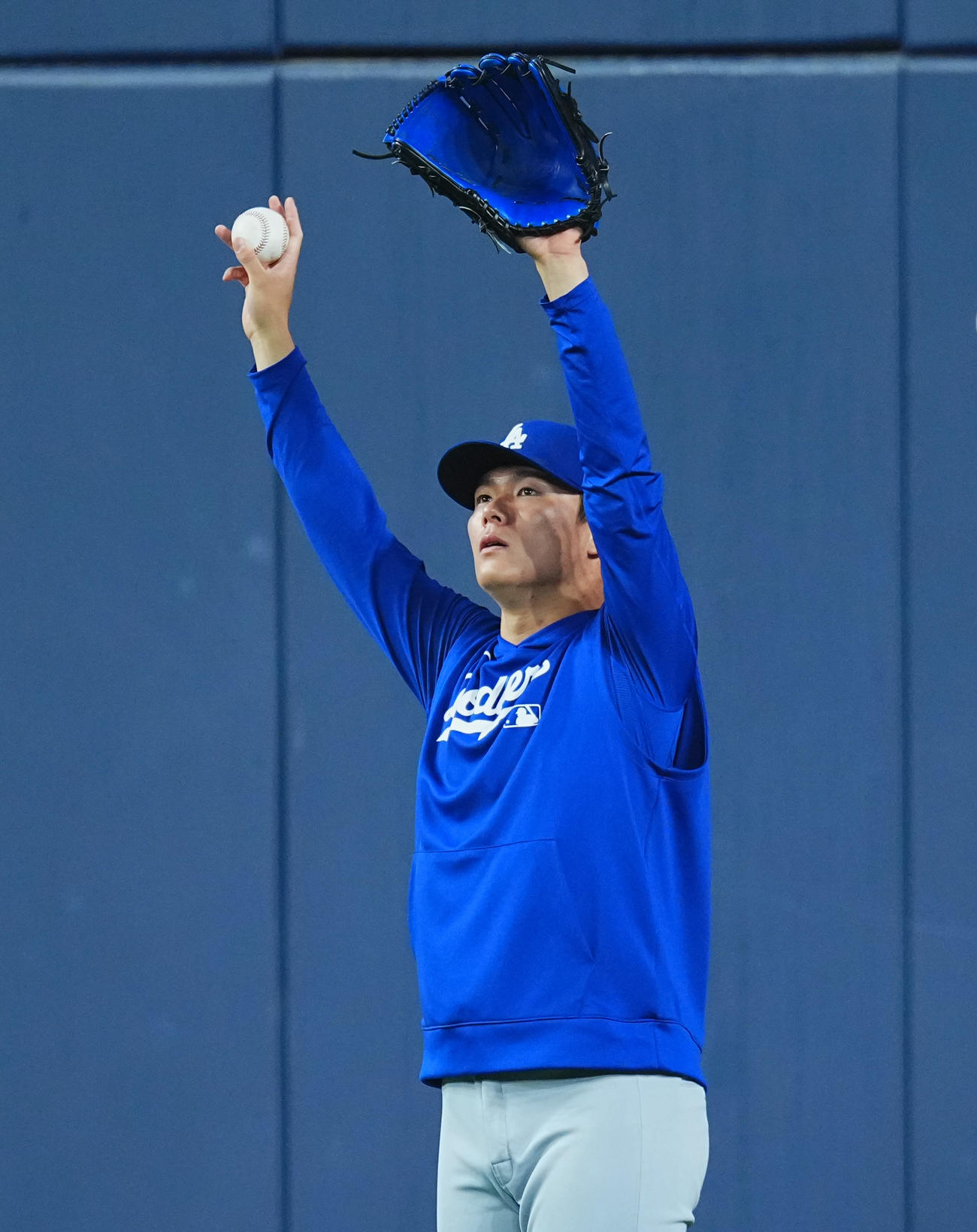 ワールドシリーズ第7戦　ブルージェイズ対ドジャース　試合前、調整するドジャース山本（撮影・菅敏）