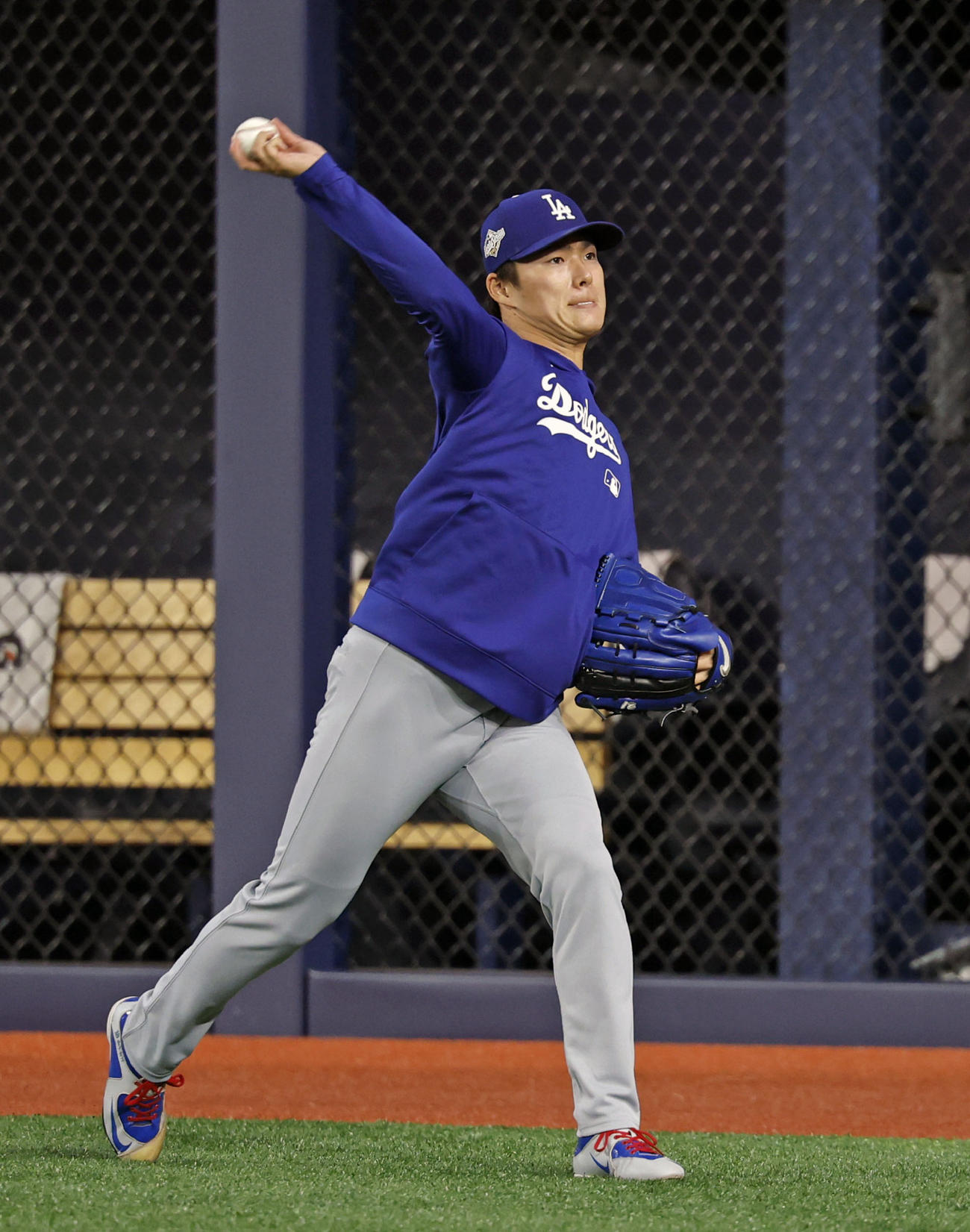 試合前、キャッチボールするドジャース山本（共同）