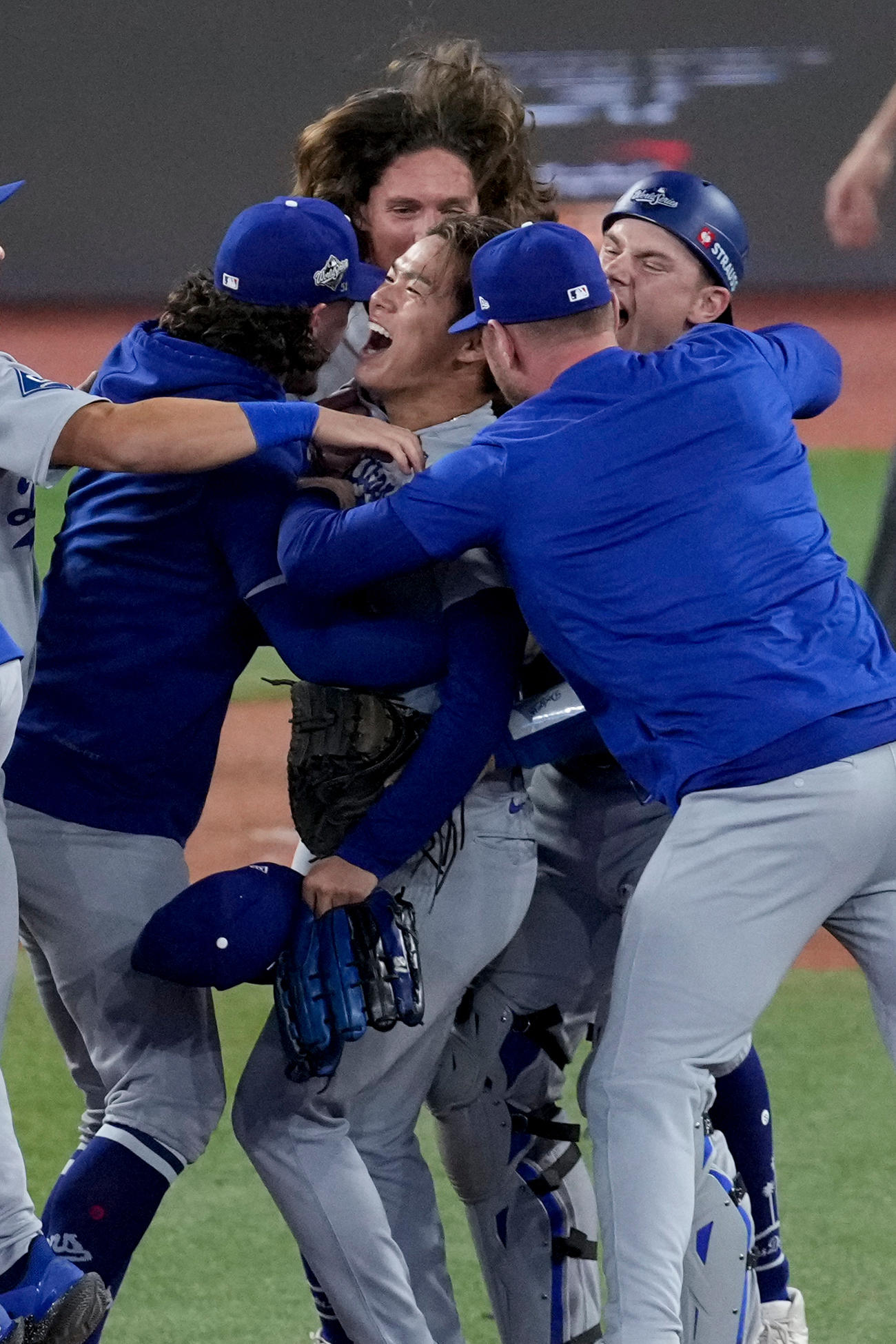 ワールドシリーズ連覇の胴上げ投手となった山本由伸のもとに集まるドジャースの選手たち。中央奥がグラスノー（AP）