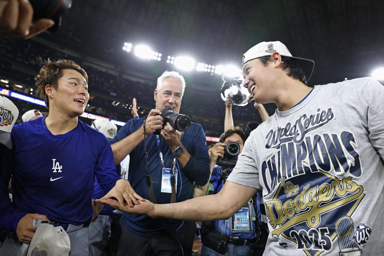 2連覇を達成し、喜ぶドジャースの山本由伸（左）と大谷翔平（共同）