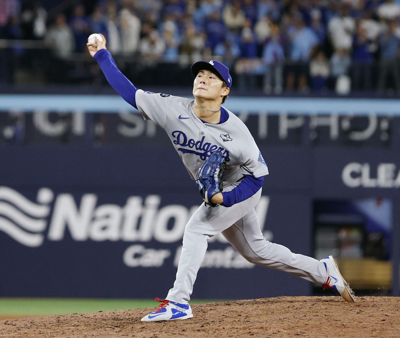 ブルージェイズ戦の9回途中から登板したドジャース山本（共同）