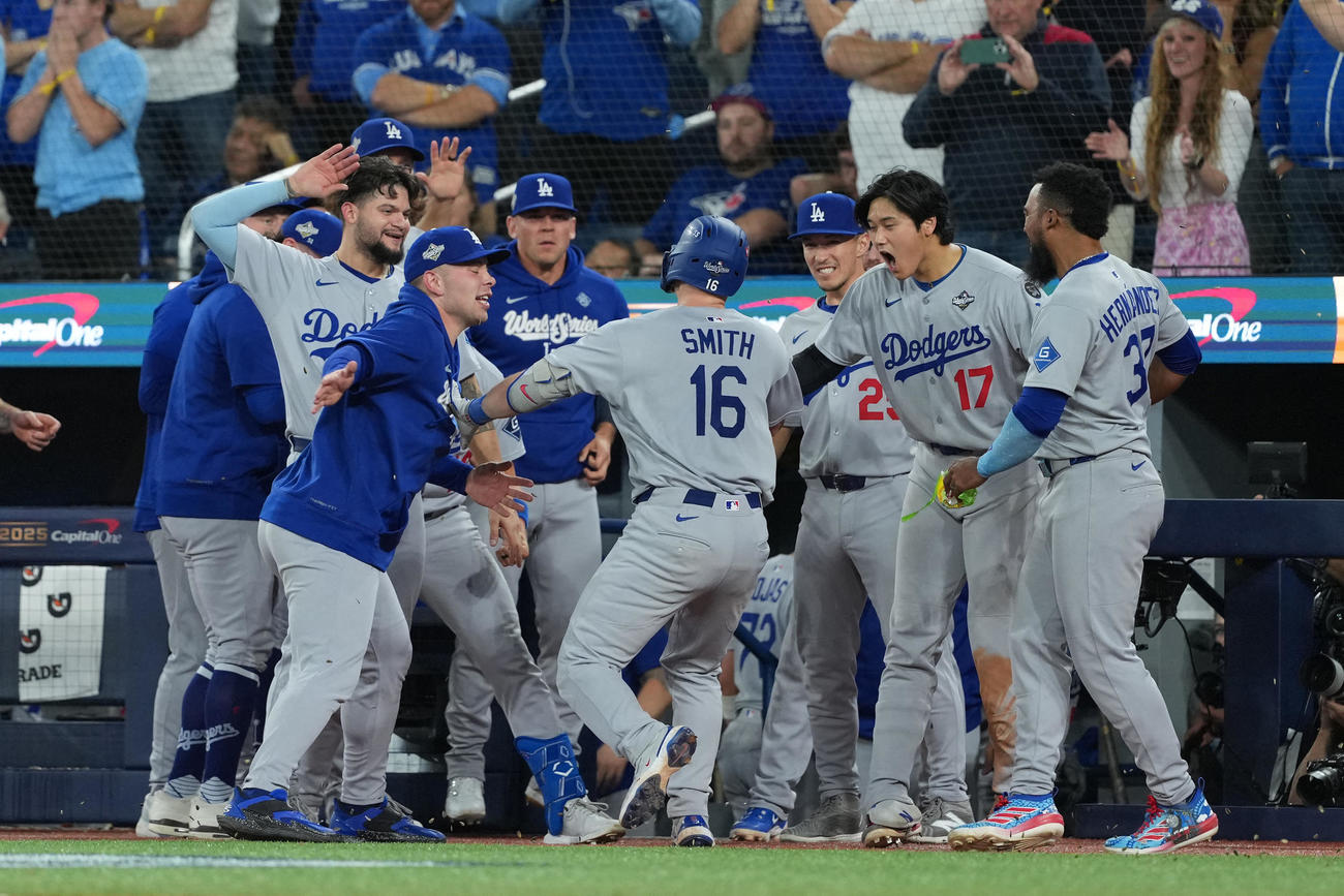 ワールドシリーズ第7戦の延長11回、勝ち越し本塁打を放ったスミス（中央）を迎えるドジャース大谷翔平ら（ロイター）