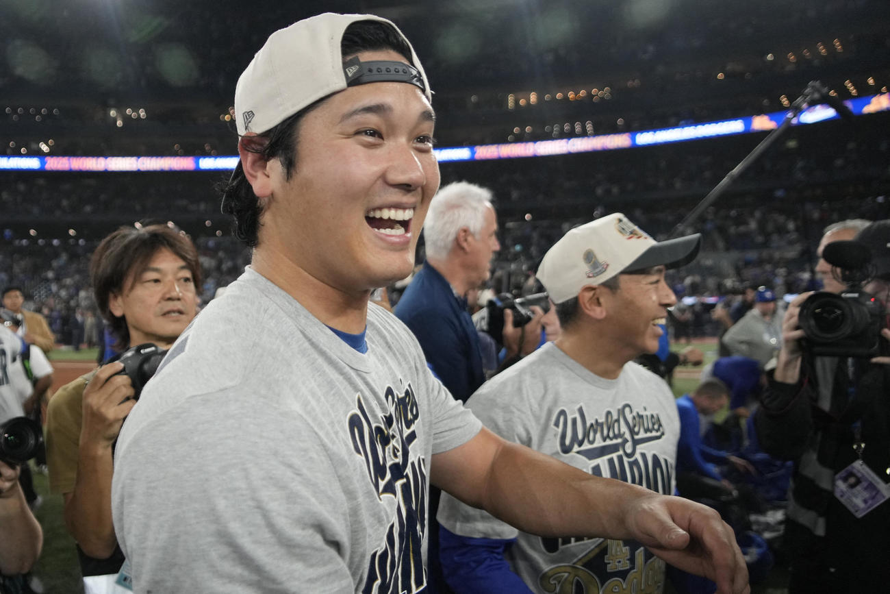 連覇を決めたドジャース大谷翔平は満面の笑み（ロイター）