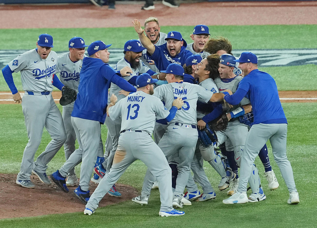 世界一を決め、歓喜の輪で喜びを爆発させる山本（右から3人目）らナイン（撮影・菅敏）