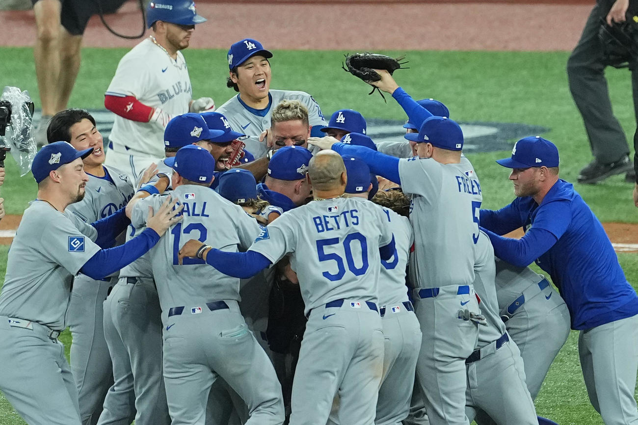 世界一を決め、歓喜の輪で喜びを爆発させる大谷らナイン（撮影・菅敏）