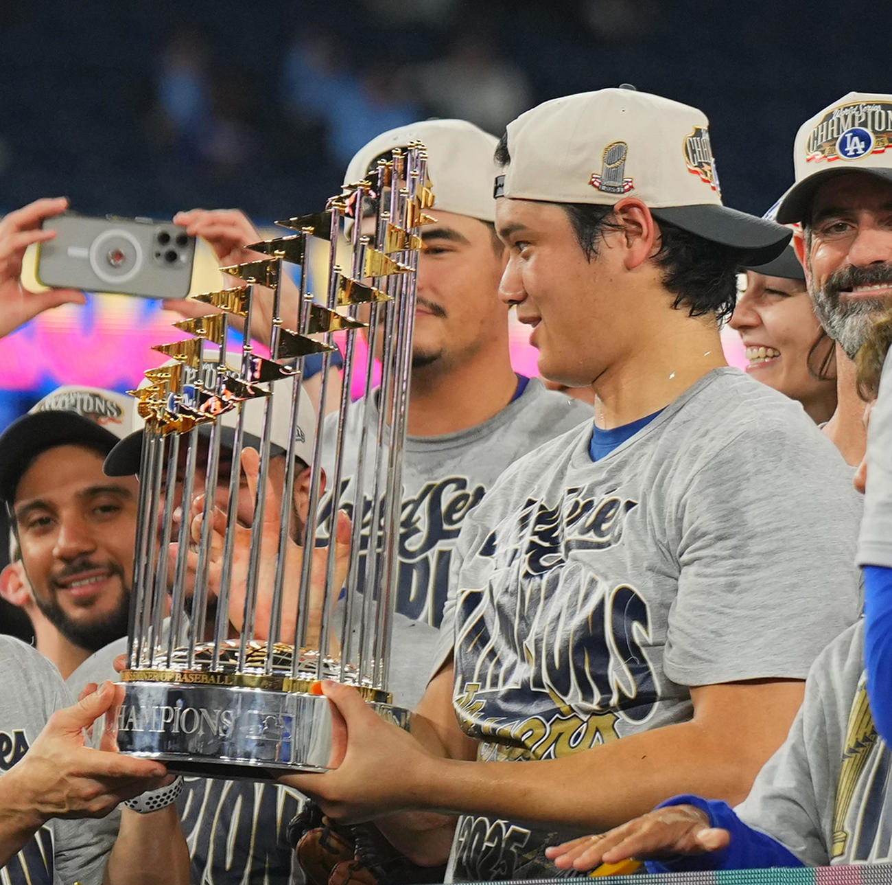 ワールドシリーズ第7戦　世界一を決め、トロフィーを手にする大谷（撮影・菅敏）