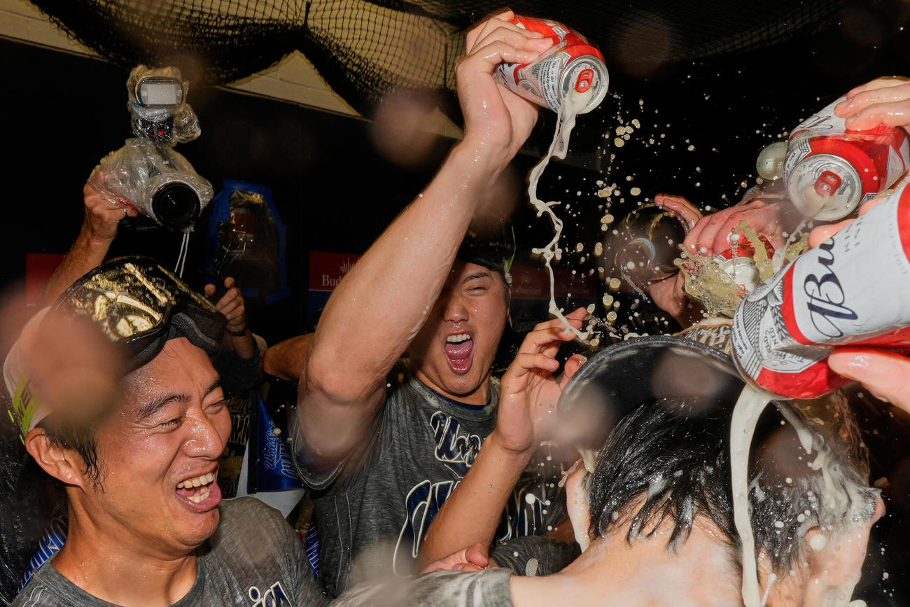 ワールドシリーズ連覇のシャンパンファイトを楽しむ大谷翔平（中央、AP）