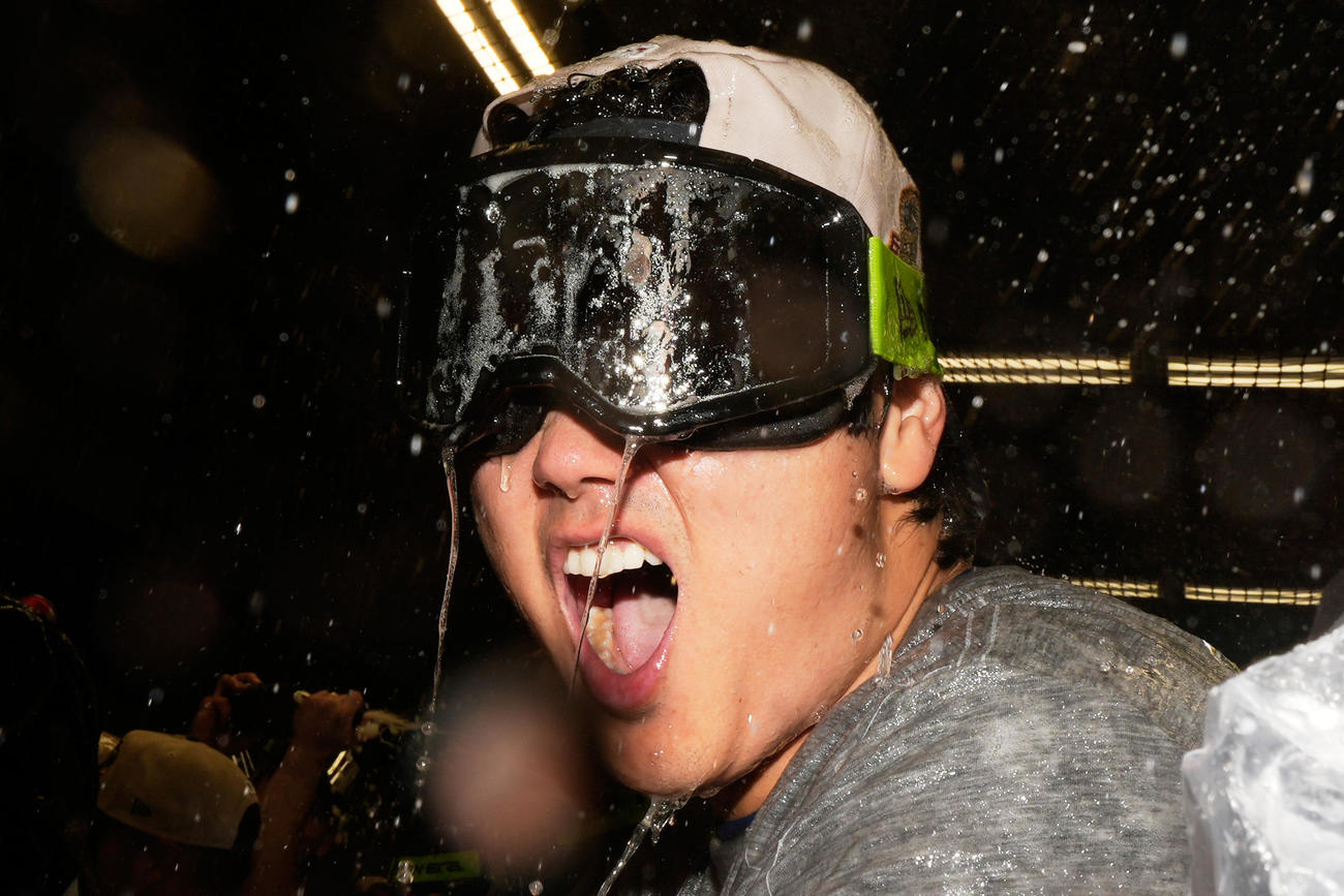 ワールドシリーズ連覇の美酒を浴びる大谷翔平（AP）