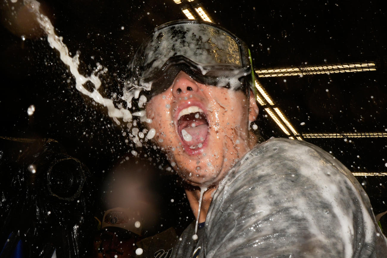 ワールドシリーズ連覇の美酒を浴びる大谷翔平（AP）