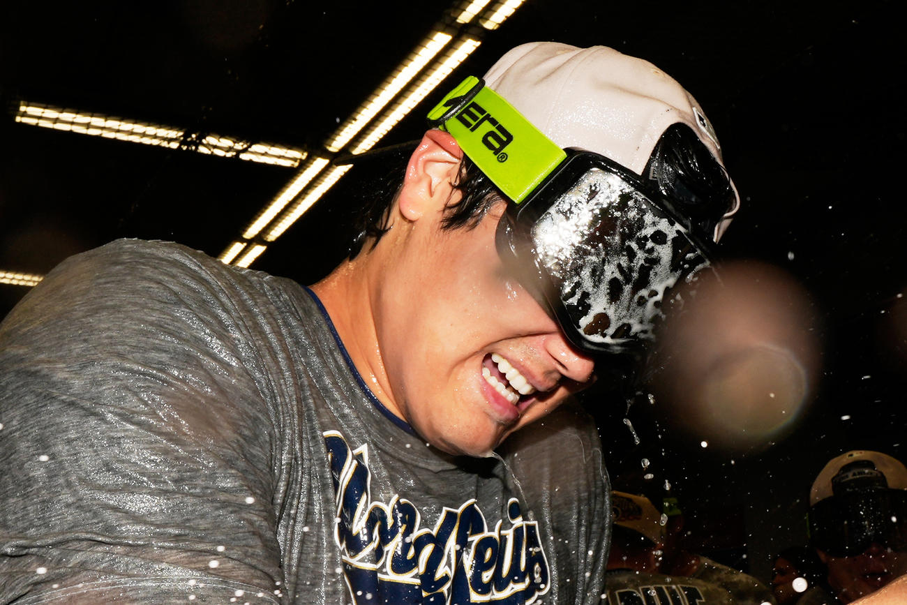 美酒を浴びる大谷翔平（AP）