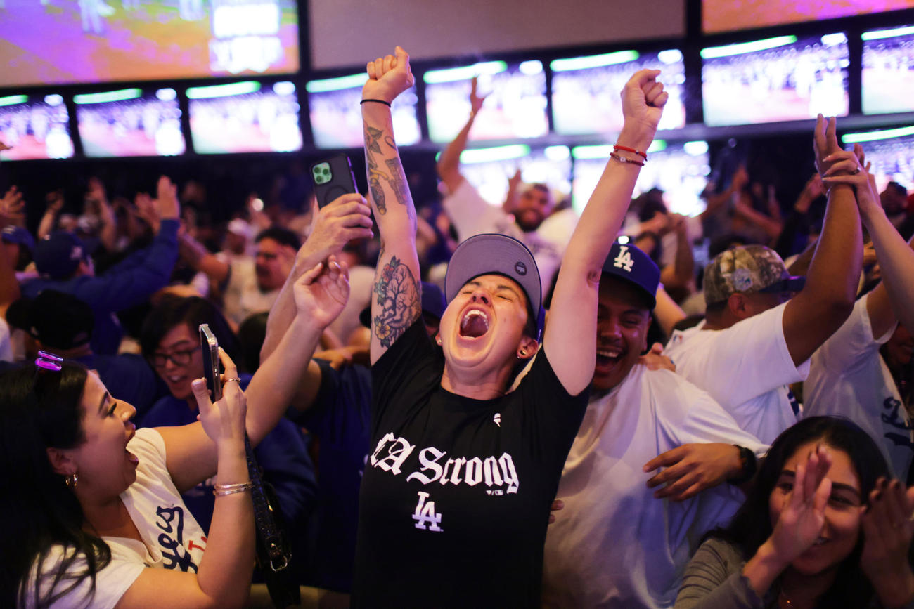 ワールドシリーズを連覇し、喜ぶロサンゼルスのファンたち（AP）