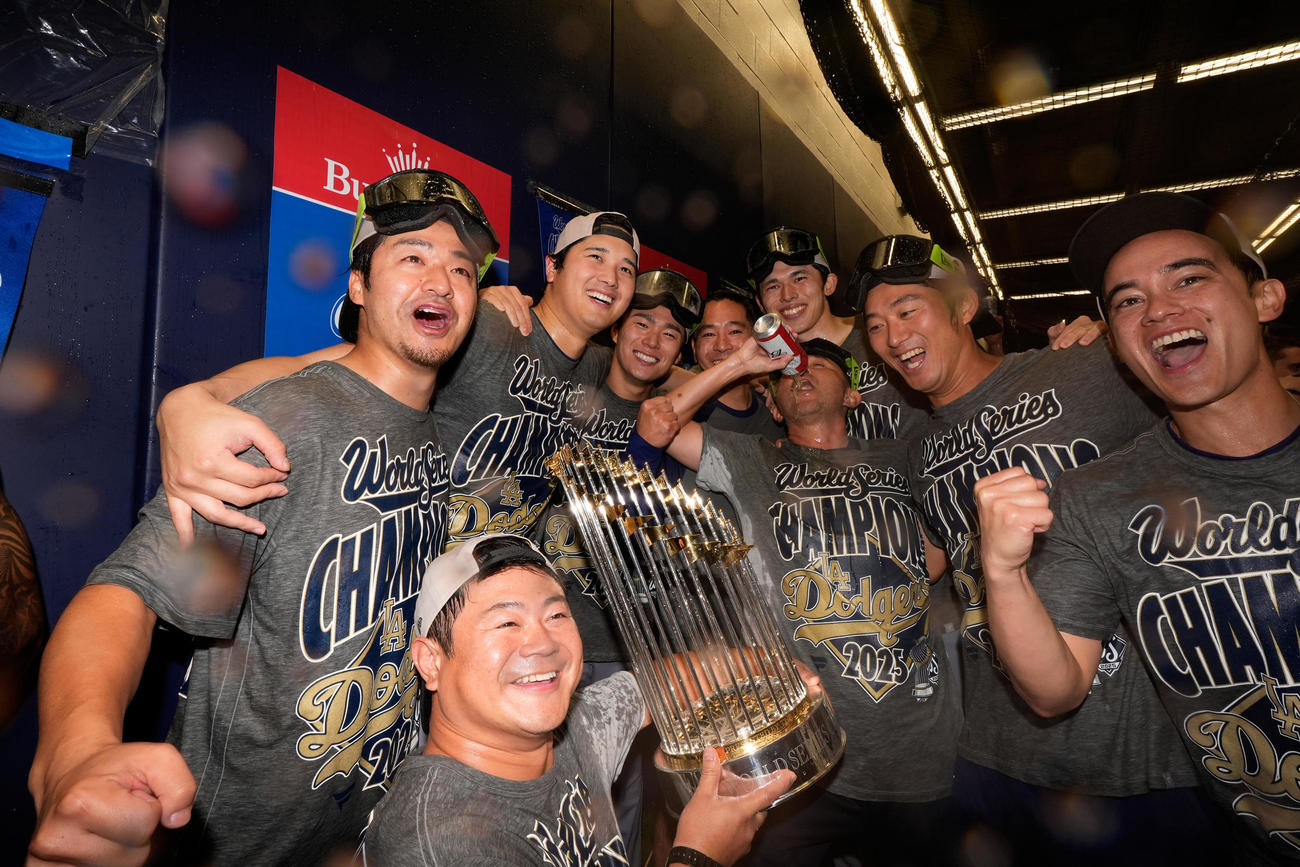 大谷翔平、山本由伸、佐々木朗希はトロフィーも持つ園田通訳ら日本人スタッフたちと記念撮影をする（AP）