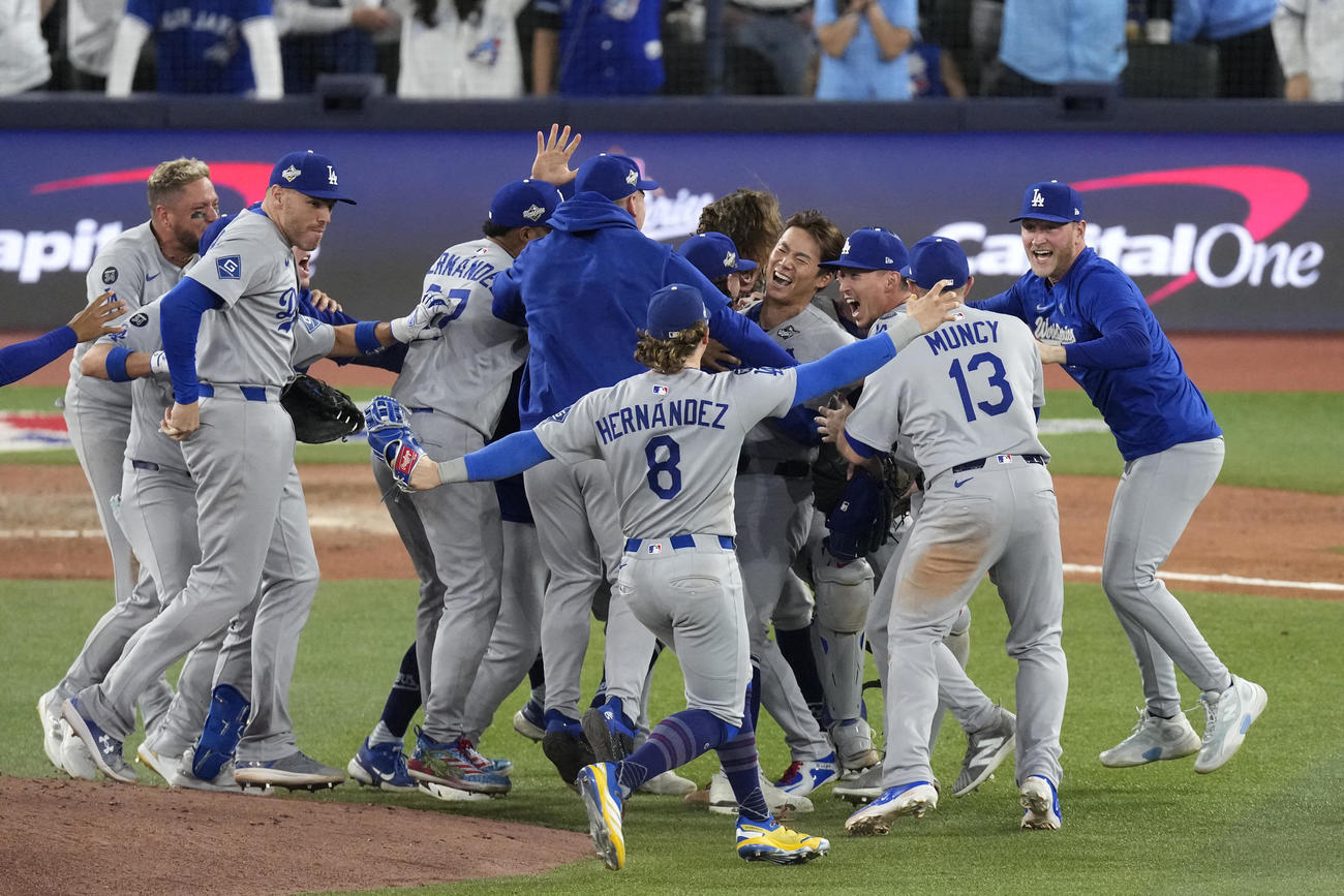 ワールドシリーズ連覇の優勝投手となった山本由伸のもとに駆け寄るドジャースの選手たち（ロイター）