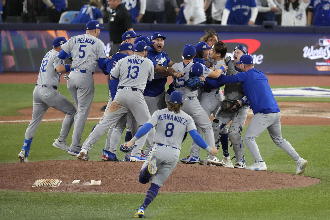 ワールドシリーズ連覇を果たし、優勝投手となった山本由伸のもとに集まるドジャースの選手たち（ロイター）