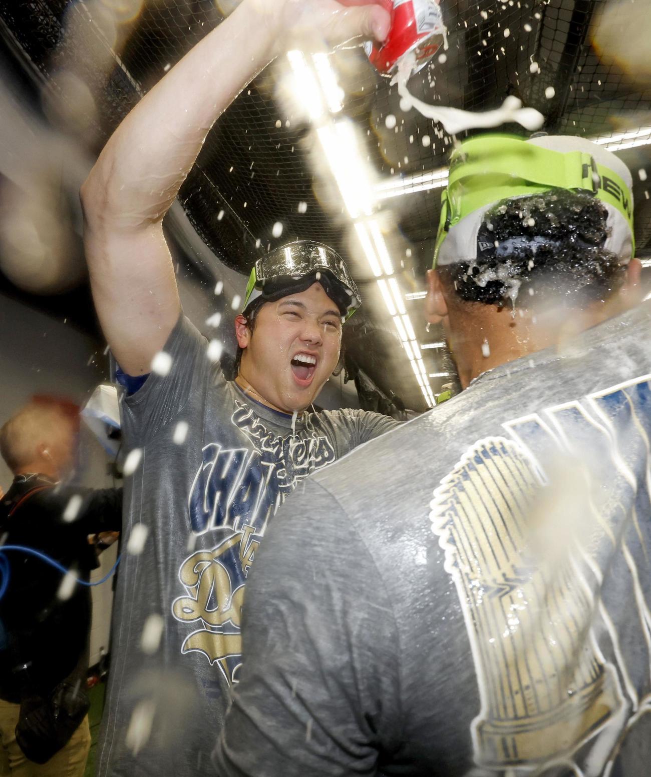 ワールドシリーズ2連覇を達成し、シャンパンファイトで盛り上がるドジャース・大谷（共同）