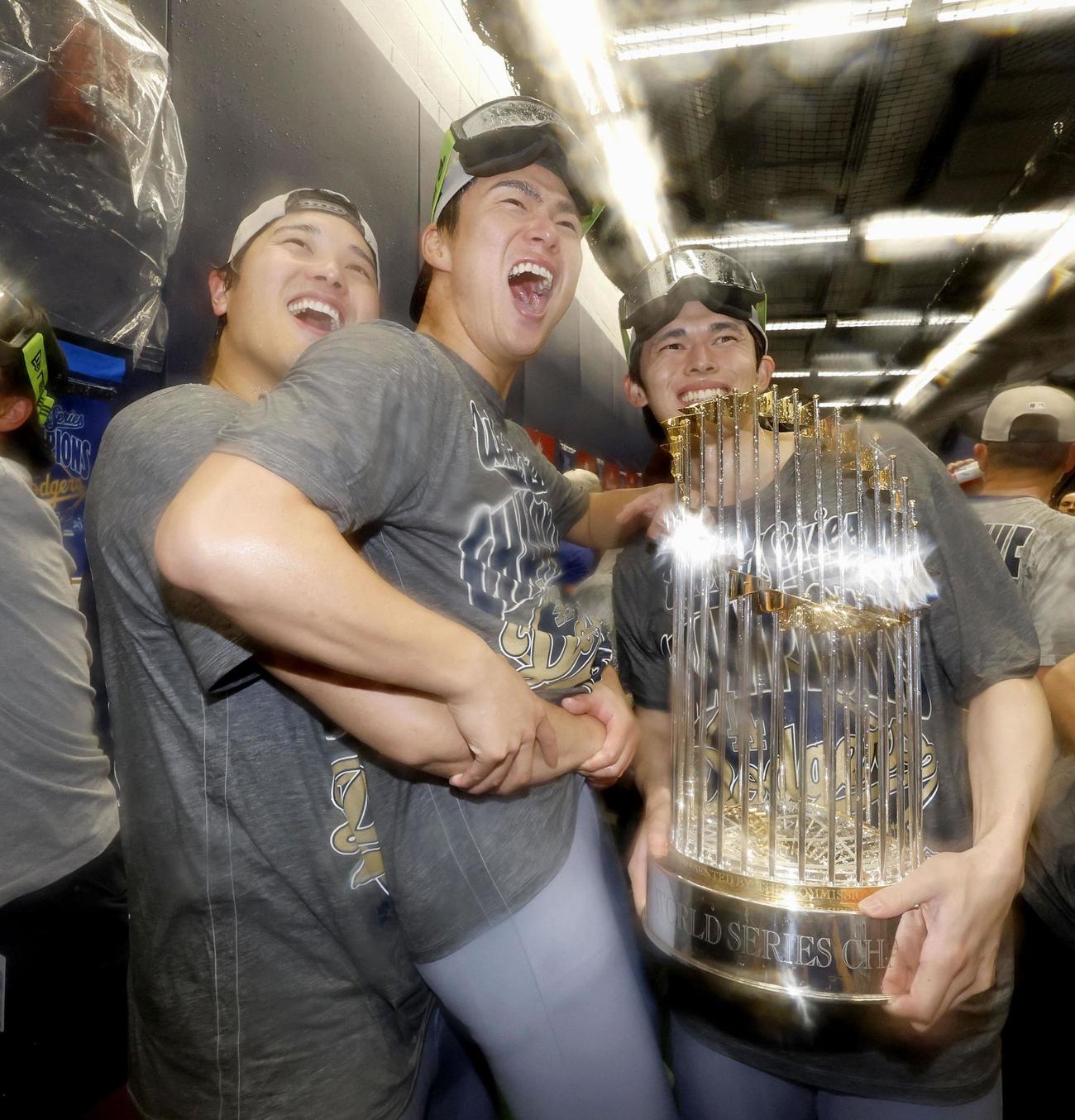 米大リーグ、ワールドシリーズ2連覇を達成し、シャンパンファイトで盛り上がるドジャースの（左から）大谷翔平、山本由伸、トロフィーを持つ佐々木朗希（共同）