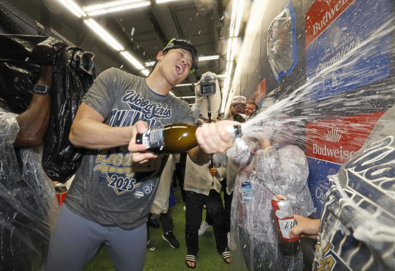 ワールドシリーズ2連覇を達成し、シャンパンファイトを楽しむドジャース・大谷（共同）