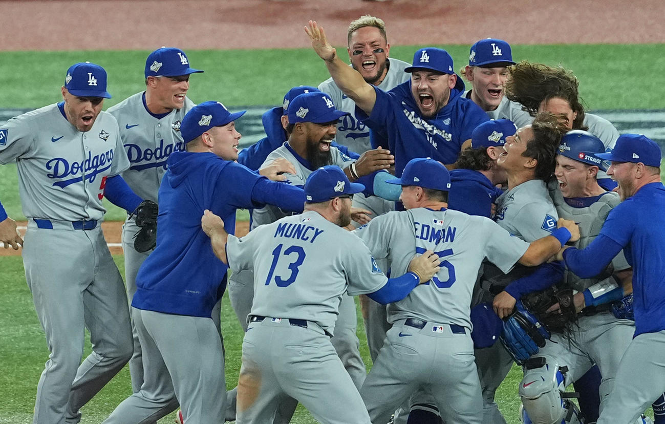 世界一を決め、歓喜の輪で喜びを爆発させる山本由伸（右から3人目）らナイン（撮影・菅敏）