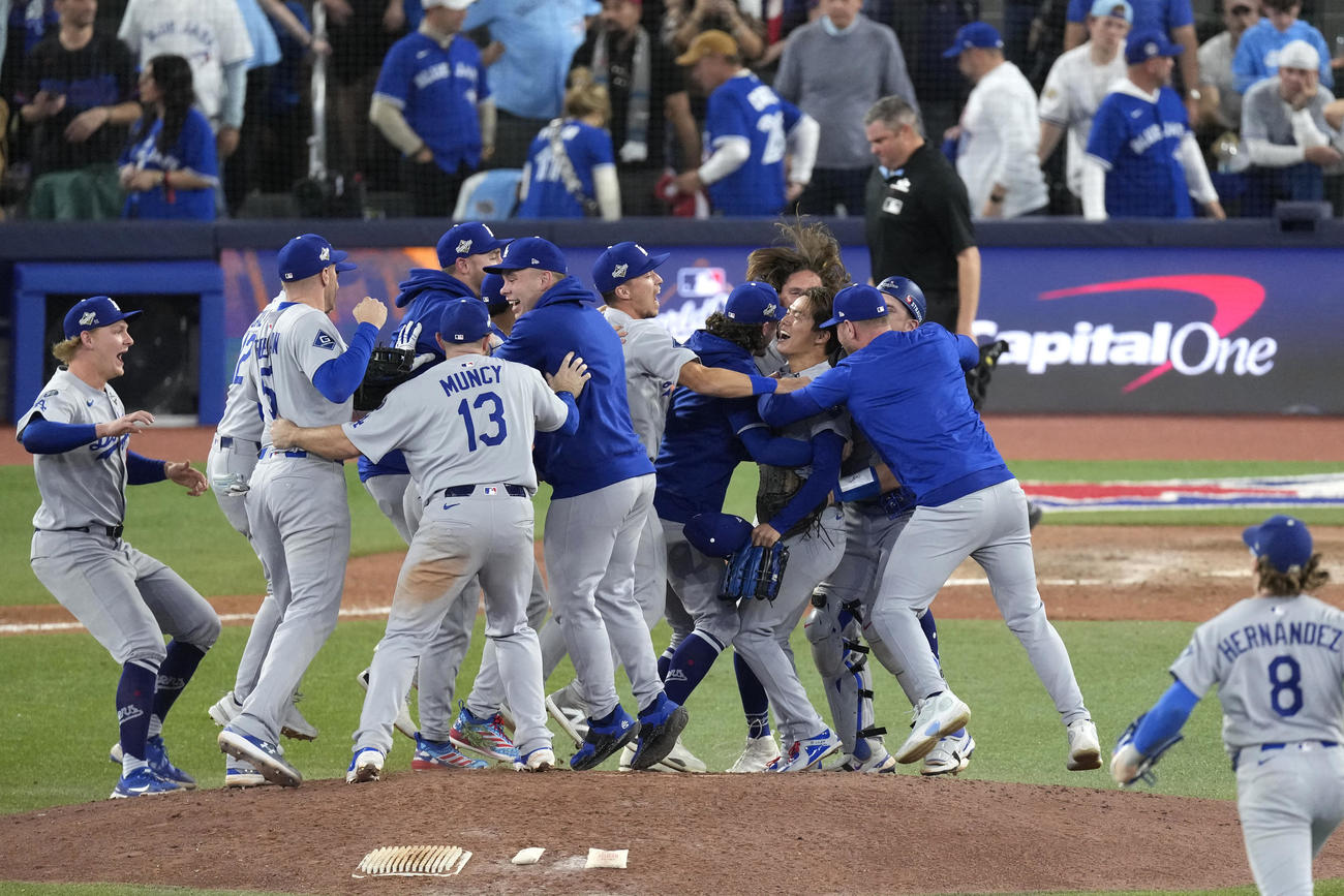 ワールドシリーズ連覇の瞬間、マウンドの山本由伸のもとで喜びを爆発させるドジャースの選手たち（ロイター）