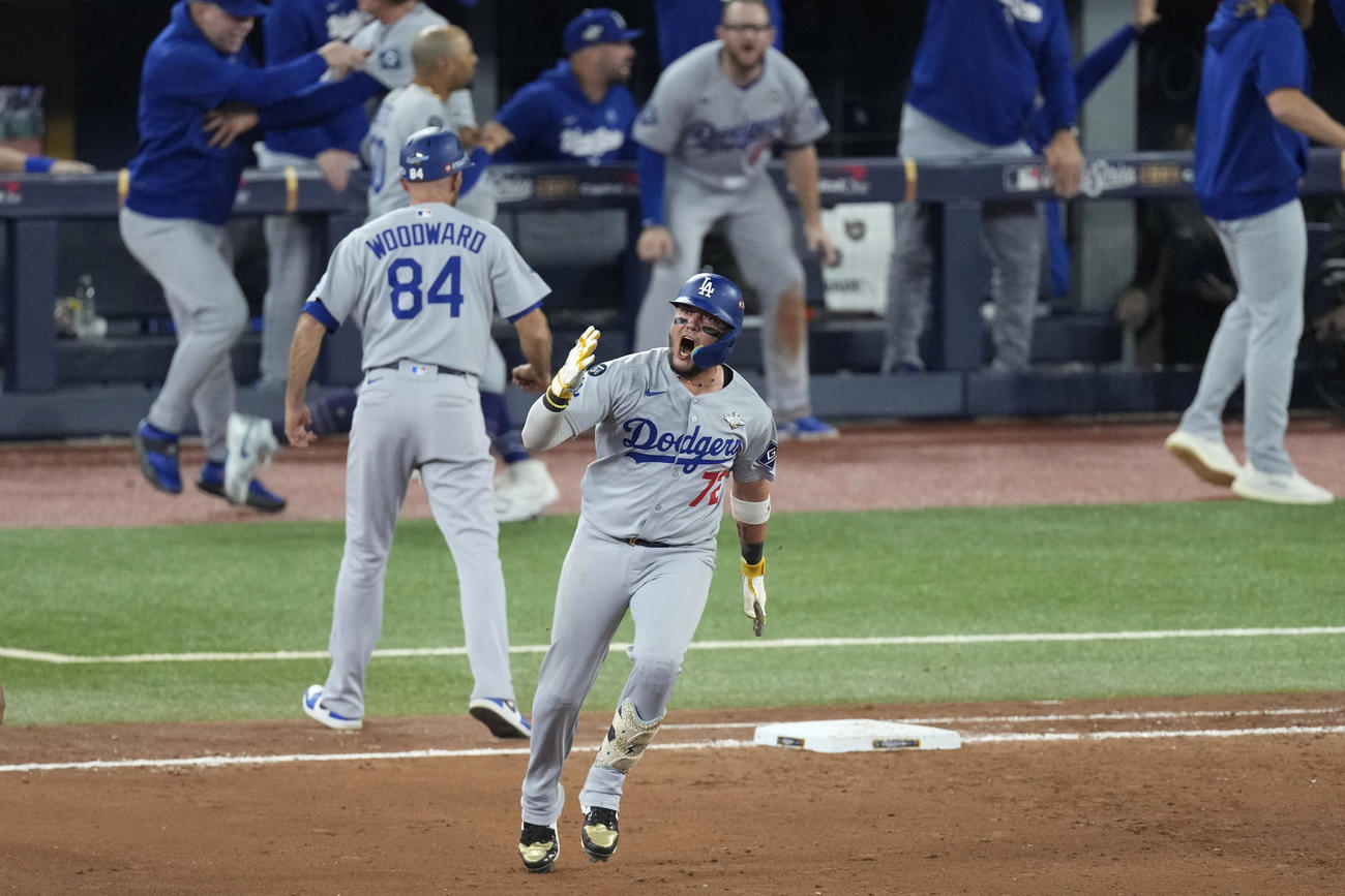 ドジャースのロハスはブルージェイズ戦９回に同点ソロ本塁打を放つとガッツポーズ（AP)
