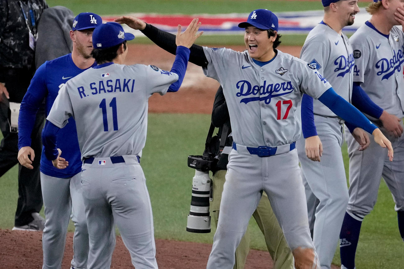 ワールドシリーズ連覇を果たし、喜び合うドジャース大谷翔平と佐々木朗希（AP）