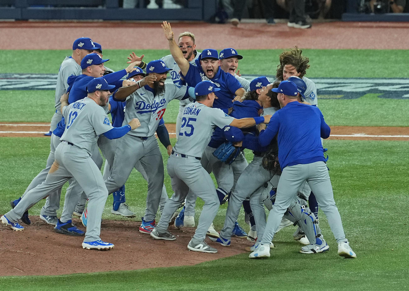 ワールドシリーズ第7戦　世界一を決め、歓喜の輪で喜びを爆発させるドジャースナイン（撮影・菅敏）