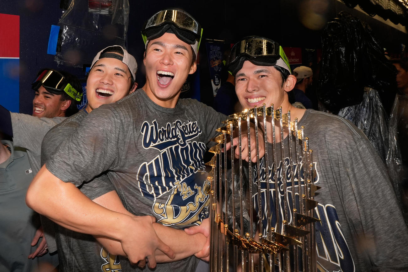 ワールドシリーズ連覇のシャンパンファイトで記念撮影をする日本人3選手。左から大谷翔平、山本由伸、佐々木朗希（AP）