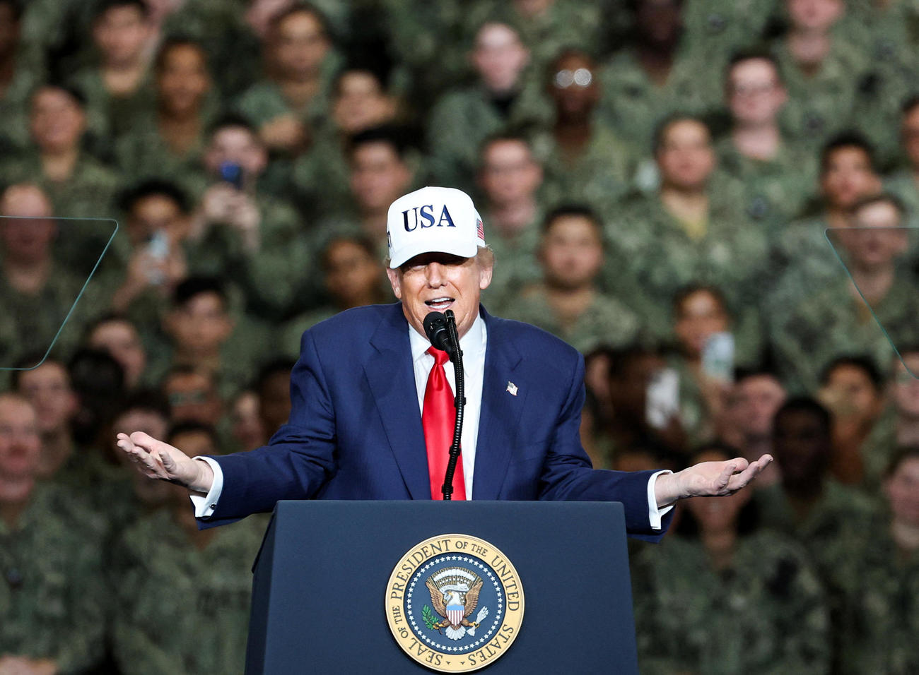 米原子力空母ジョージ・ワシントンで演説するトランプ大統領＝10月28日、神奈川県横須賀市（ロイター＝共同）