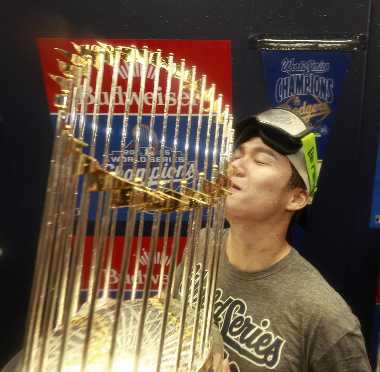 世界一を決め、トロフィーにキスをするドジャース山本