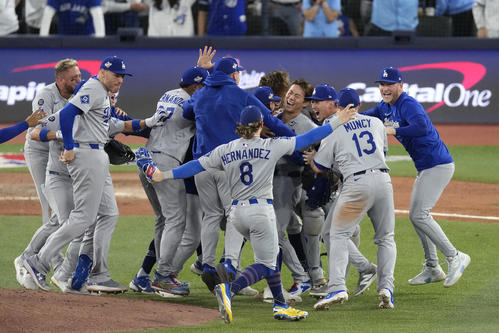ワールドシリーズ連覇の優勝投手となった山本由伸のもとに駆け寄るドジャースの選手たち(ロイター)