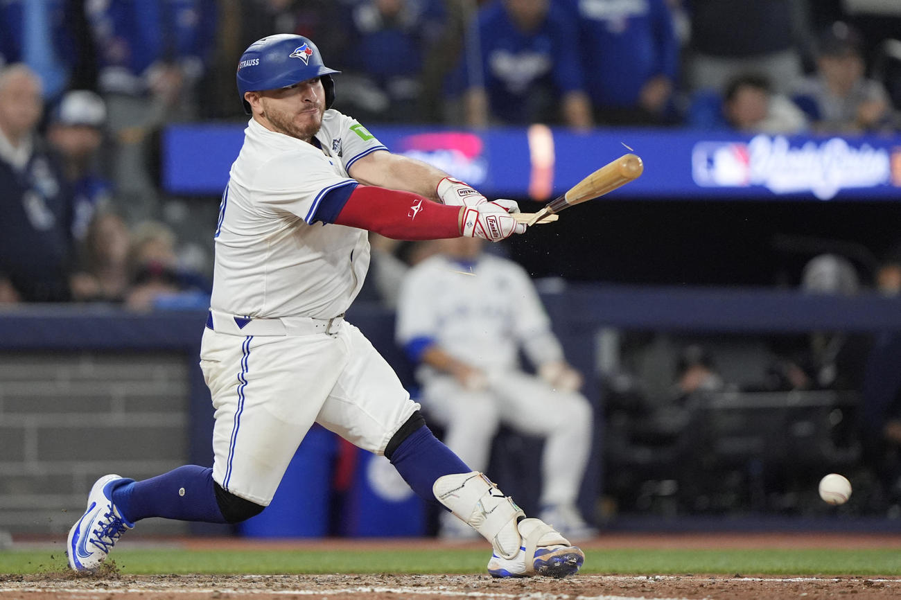 2025年MLBワールドシリーズ第7戦　ロサンゼルス・ドジャース戦の11回裏、トロント・ブルージェイズの捕手アレハンドロ・カークはバットを折りながらも打球を放ったがダブルプレーに倒れた（ロイター）