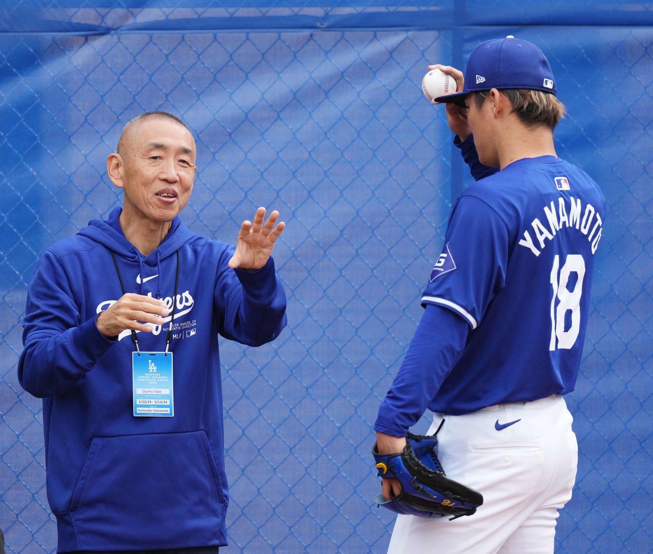 ブルペンでの投球練習を終えたドジャース山本（右）と話をする矢田氏（24年2月撮影）