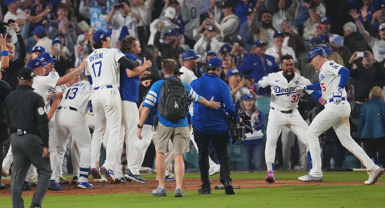 10月27日、ワールドシリーズ第3戦、ドジャース対ブルージェイズ　18回裏ドジャース無死、サヨナラの本塁打を放ったフリーマン（右）を迎えるドジャースナイン（撮影・菅敏）