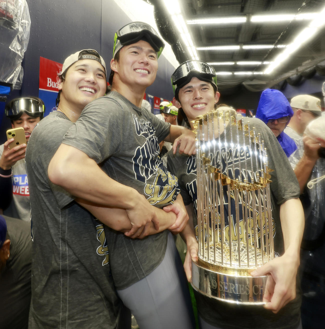 世界一を決め、トロフィーを手に笑顔を見せる、左から大谷、山本、佐々木