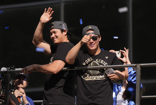 大谷翔平（左）と山本由伸は優勝パレードに集まった観衆の声援に手を振って応えた（ロイター）
