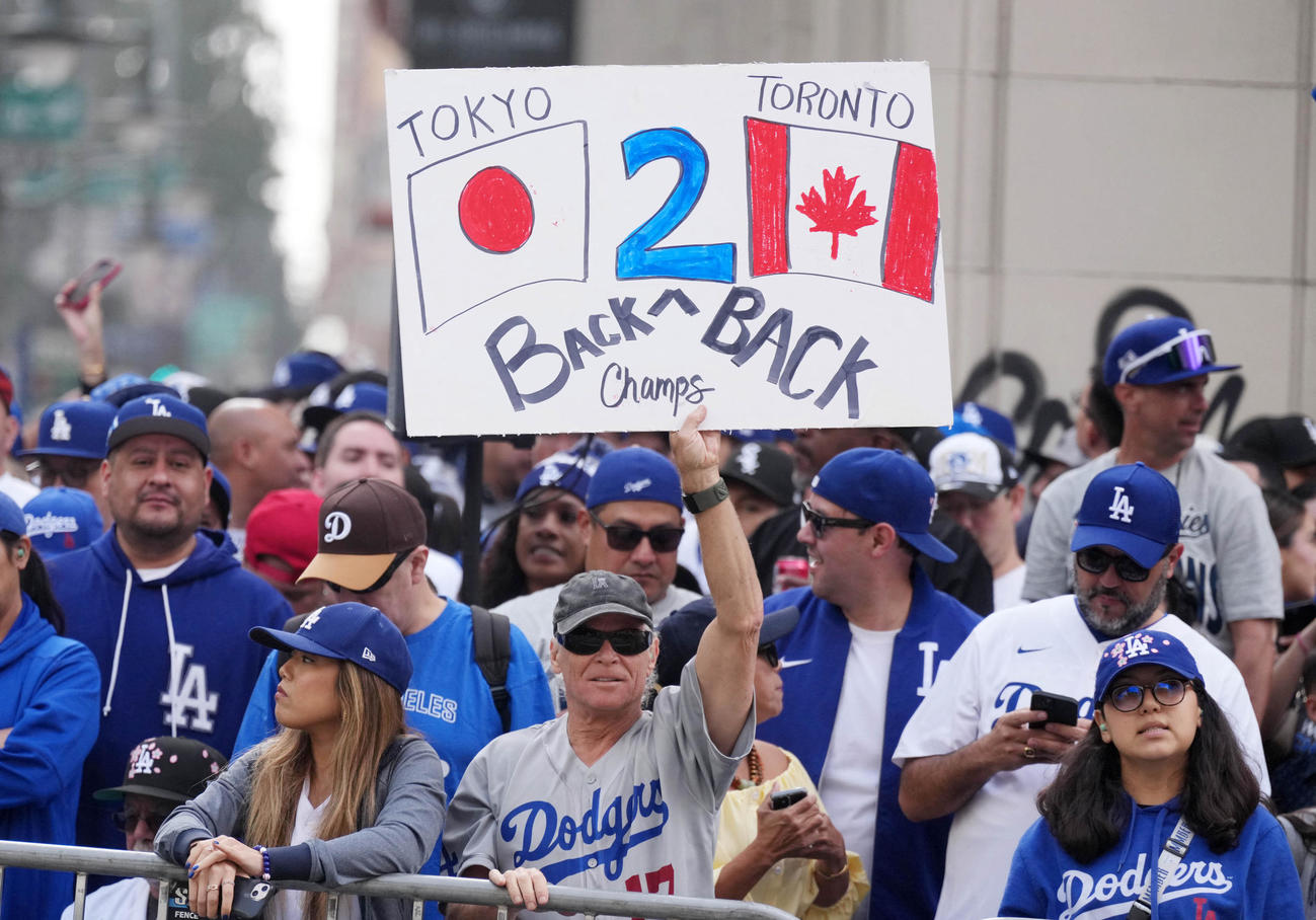 ドジャースの優勝パレード開始を待ちわびるファン（Imagn Images＝ロイター）