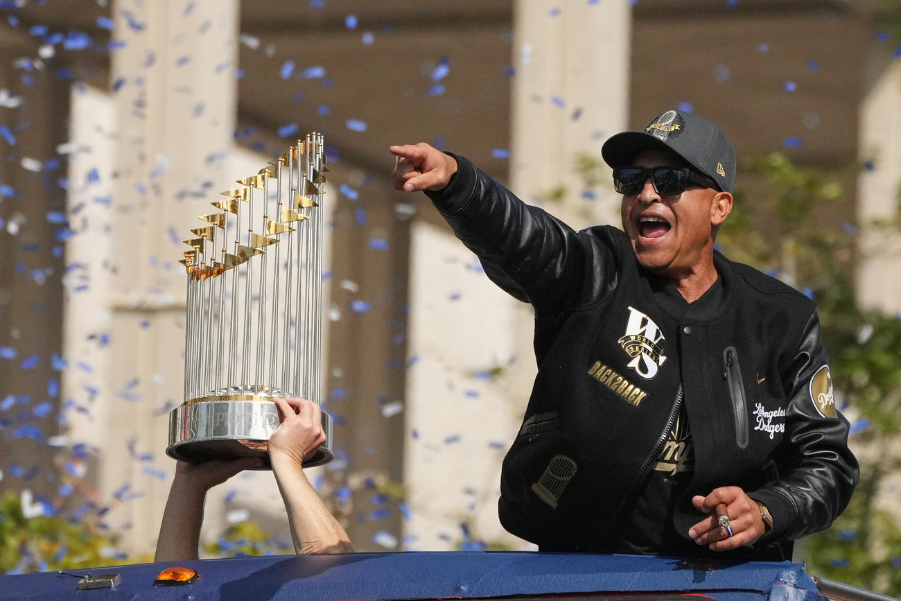 優勝パレードを楽しむドジャースのロバーツ監督（AP）