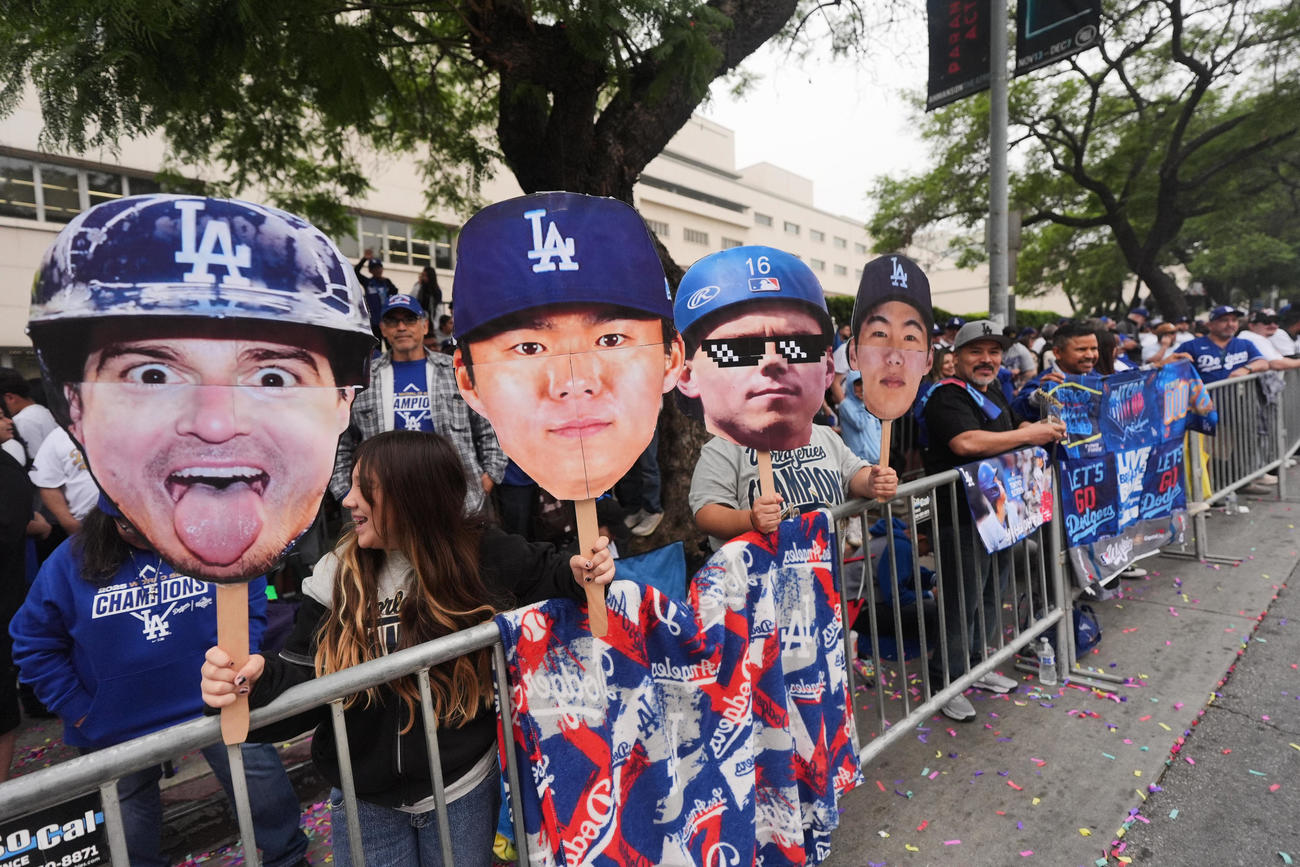 優勝パレードに詰めかけたドジャースのファン（AP）