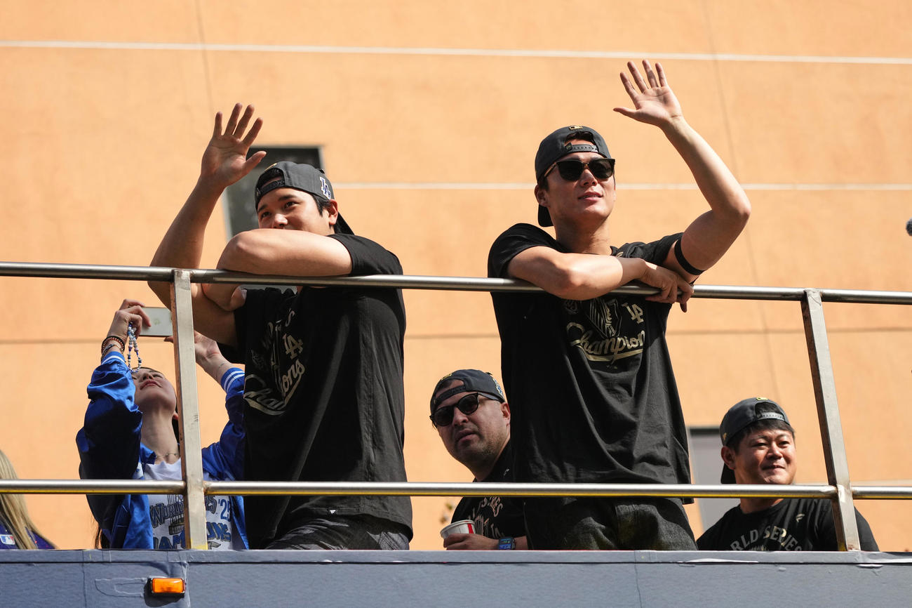 ドジャースの優勝パレードに参加する大谷翔平（左）と山本由伸（AP）