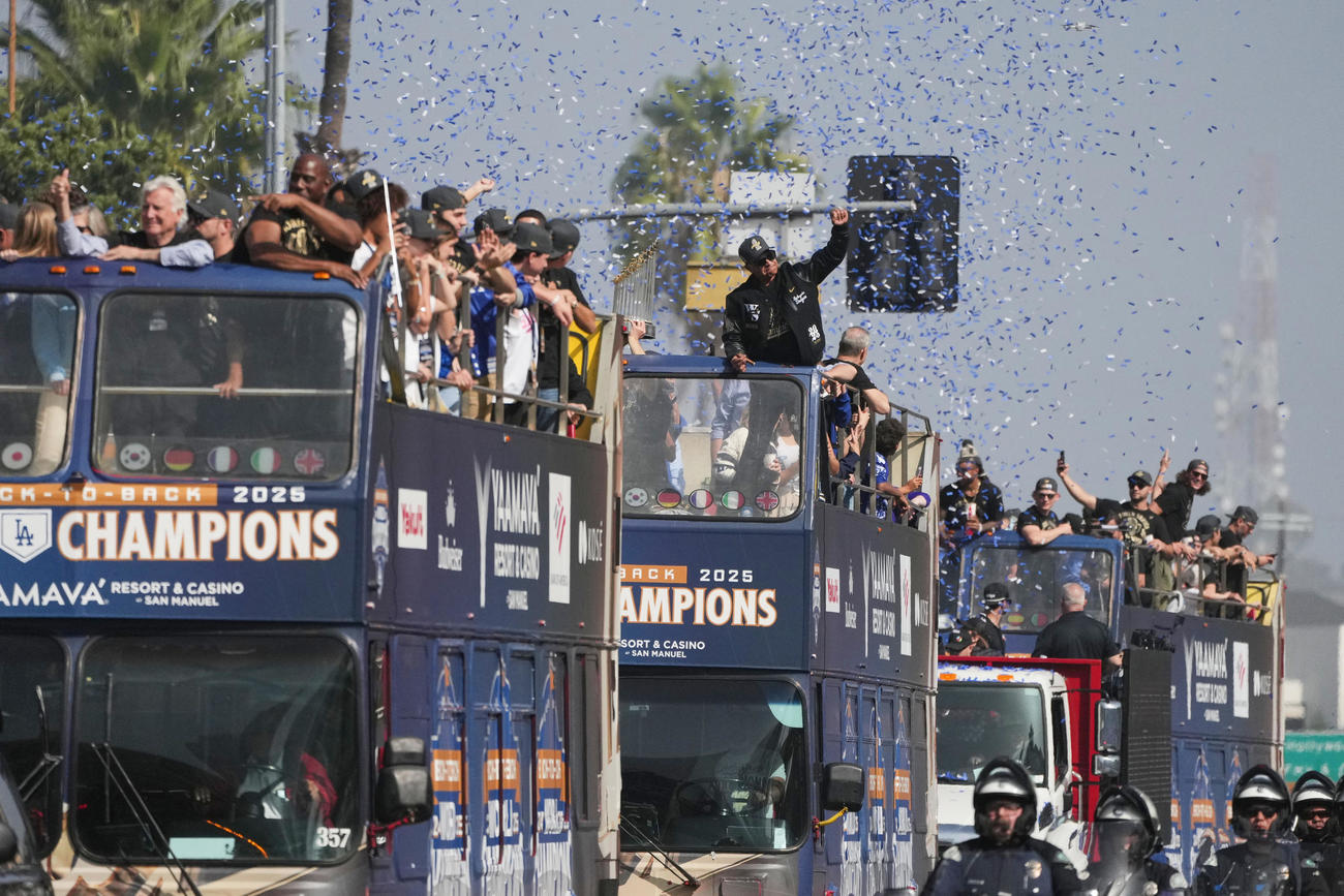 優勝パレードに参加するドジャースの選手とスタッフ（AP）