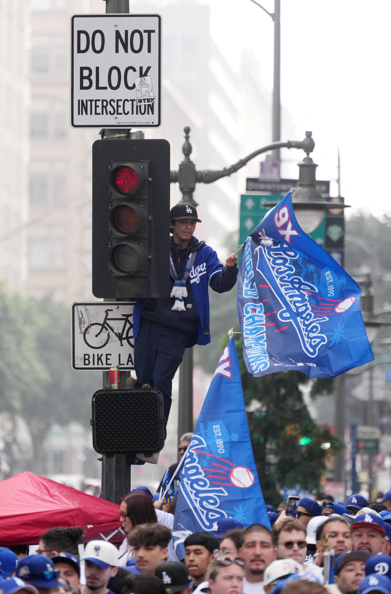 ロサンゼルスで行われたドジャースの優勝パレードでは信号機に登るファンも現れた（ロイター）