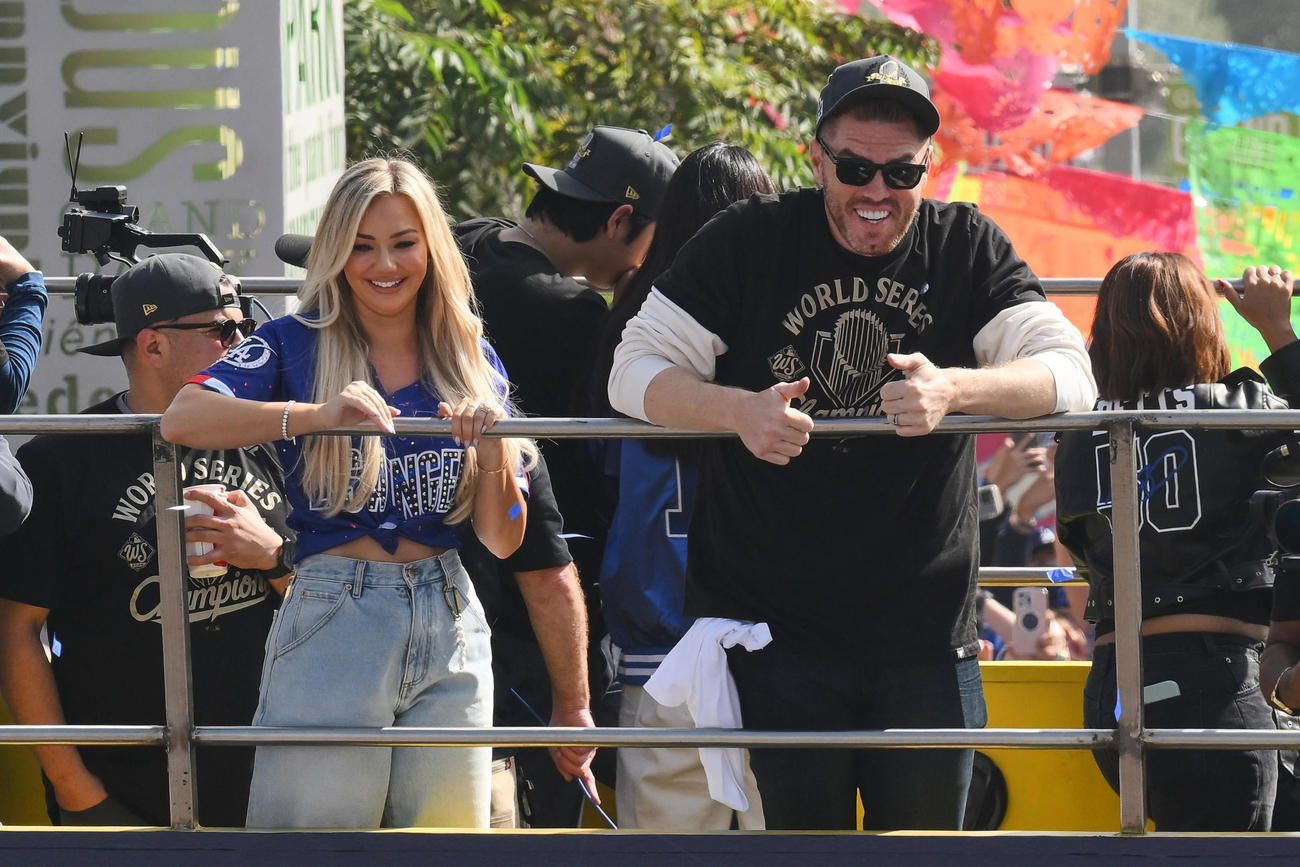 ドジャースのフリーマン（右）とチェルシー夫人も優勝パレードに集まった大観衆に笑顔を見せた（AP)