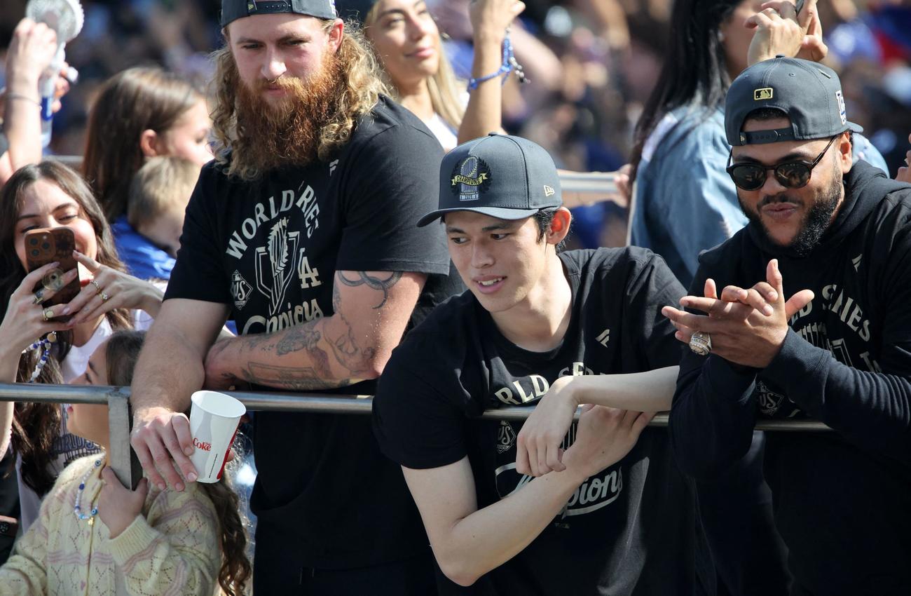 ドジャース佐々木朗希（中央）は優勝パレードで笑顔を見せた（ロイター）