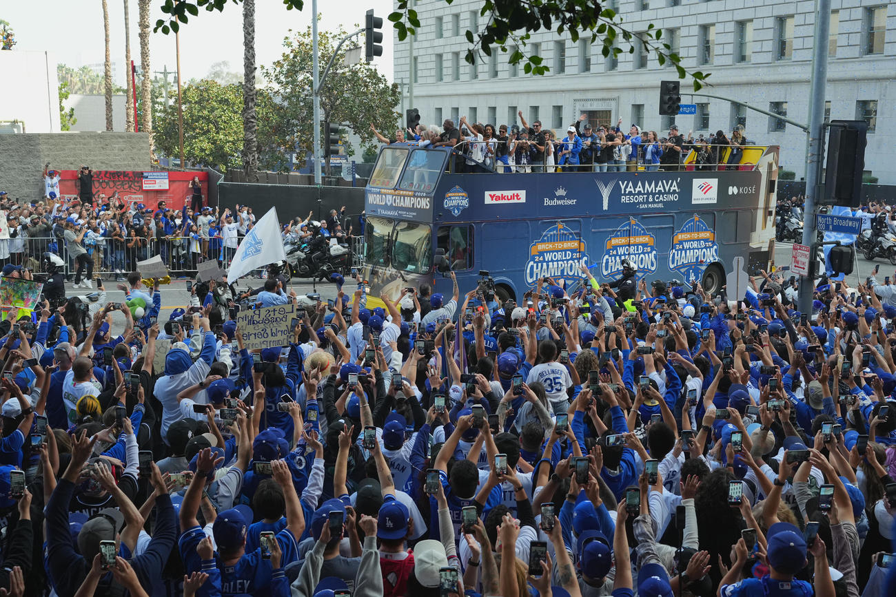 世界一を決め、ロサンゼルスのダウンタウンをパレードするドジャースの選手ら関係者（撮影・菅敏）