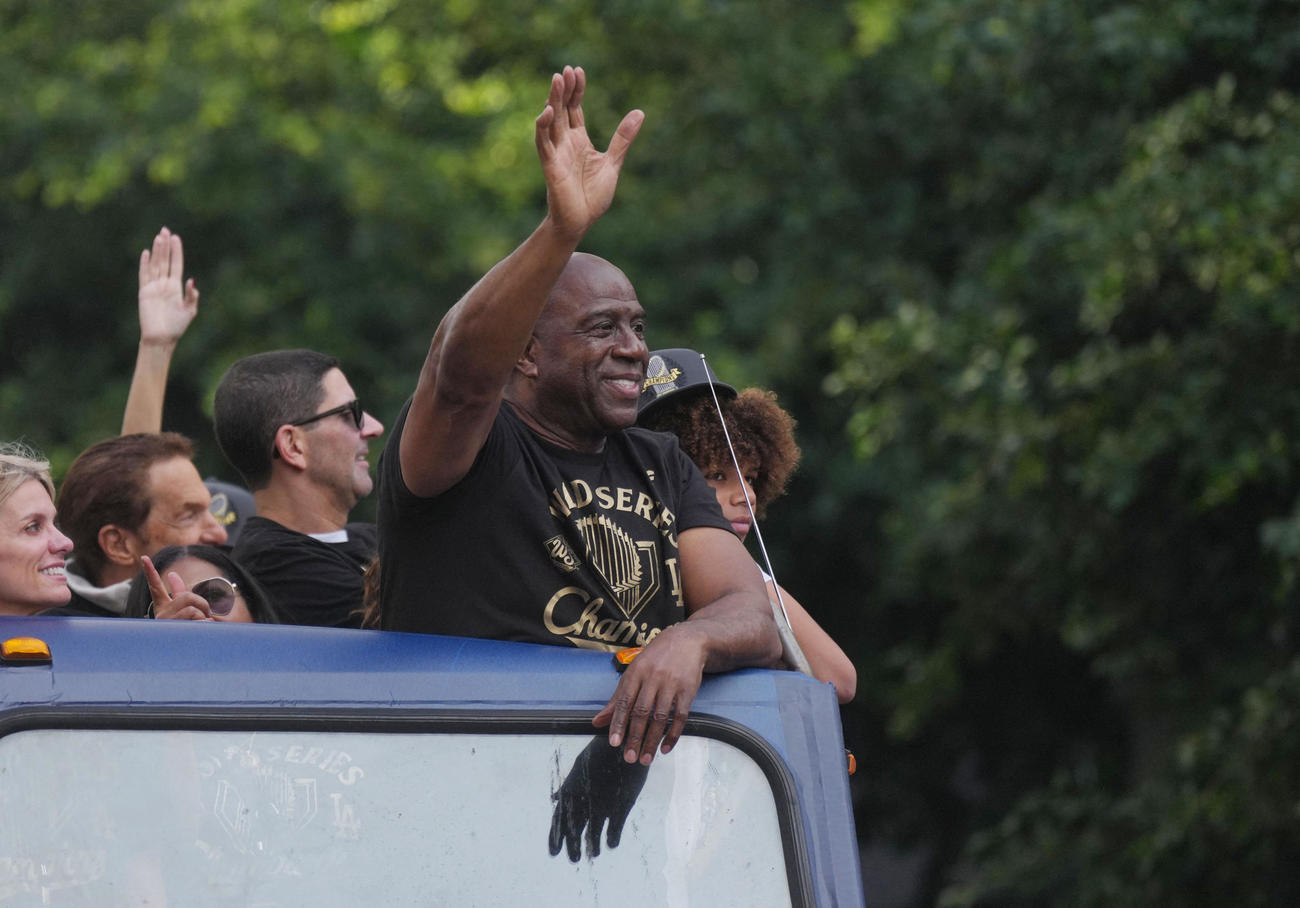 優勝パレードではドジャースの共同オーナーを務めるマジック・ジョンソン氏も声援に応えて手を振った（ロイター）